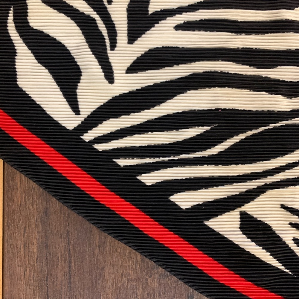 Zara pleated neck scarf - red and black - Picture 3 of 6